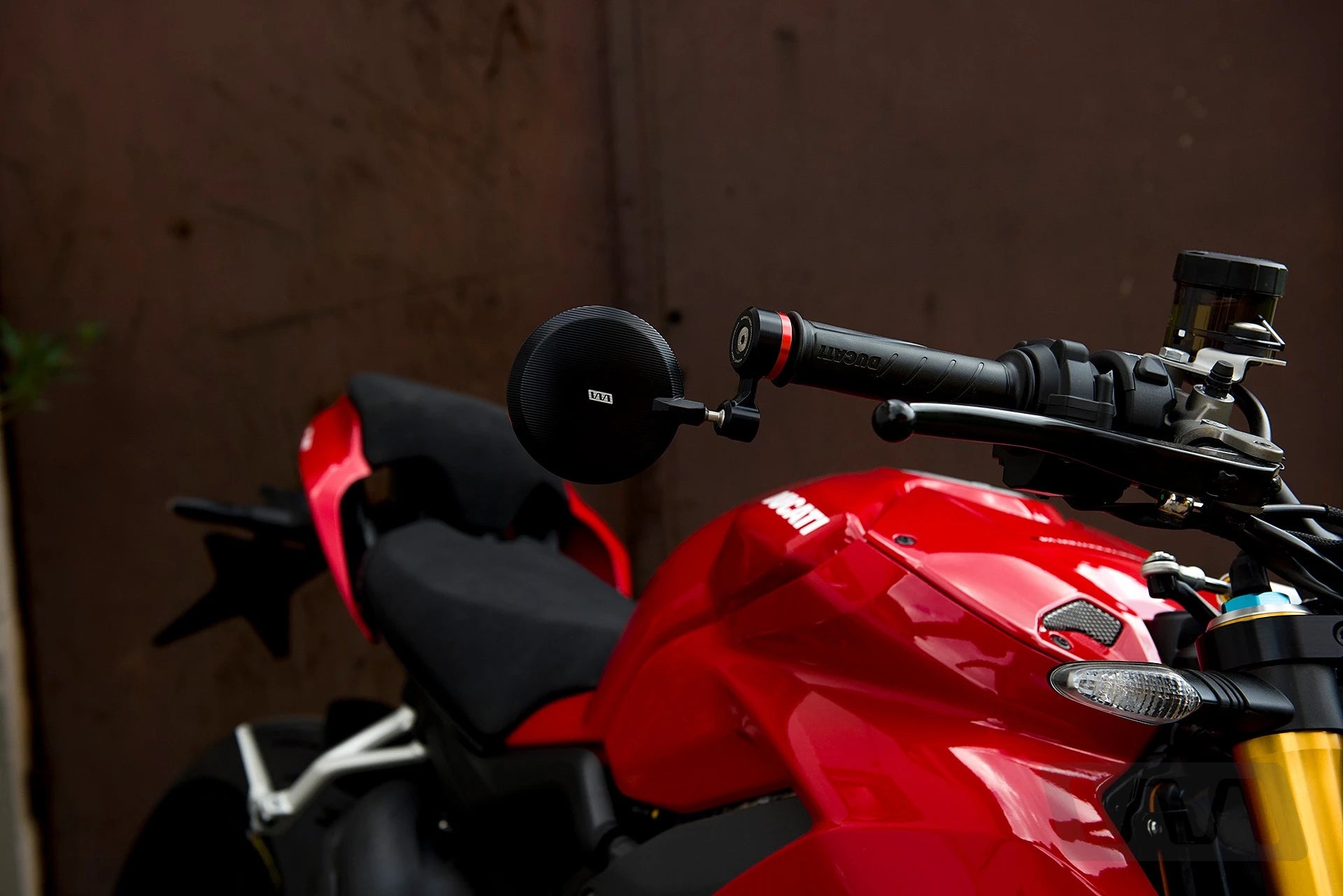 Displaying Womet-Tech bar end mirrors on a Streetfighter V4 Ducati